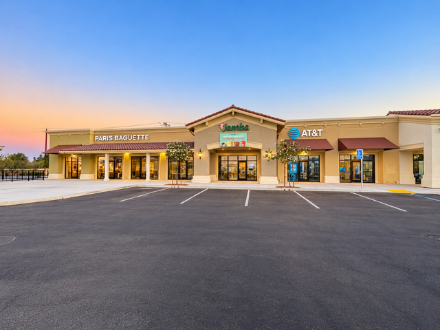 Loma Vista, Shopping center