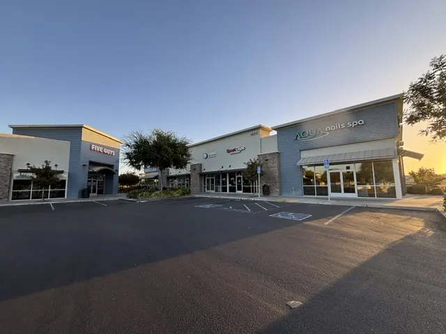Herndon & Fowler, Multi-tenant retail center